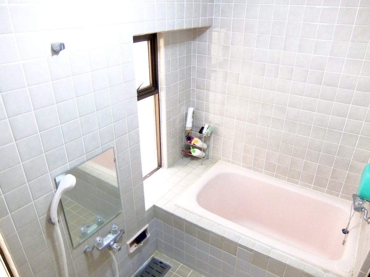 お風呂場（浴室）の鏡の水垢、ウロコ汚れがキレイに落ちるお掃除グッズ